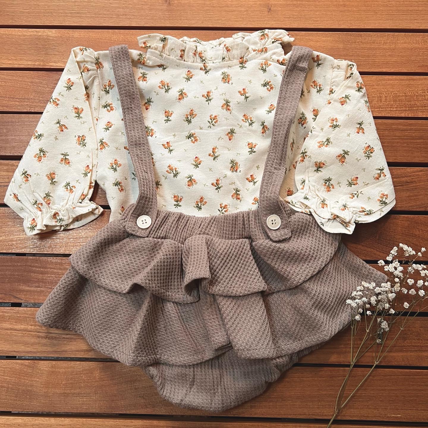 SET WITH BLOUSE AND SKIRT - SHORTS M. BELT - FLOWERS - VINTAGE